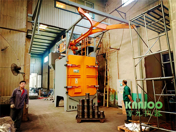 Fully automatic dual-hook shot blasting machine used for rust removal and cleaning of fire extinguis